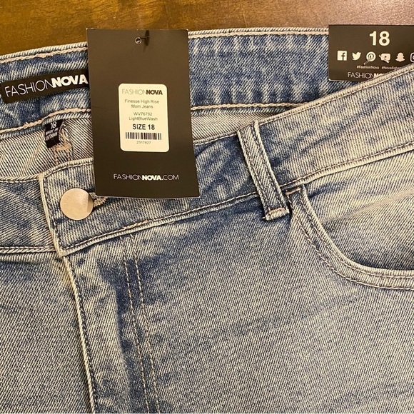 Fashion Nova 18 NWT Finesse High Rise Mom Jeans Women’s Distressed Light Blue - Picture 6 of 11